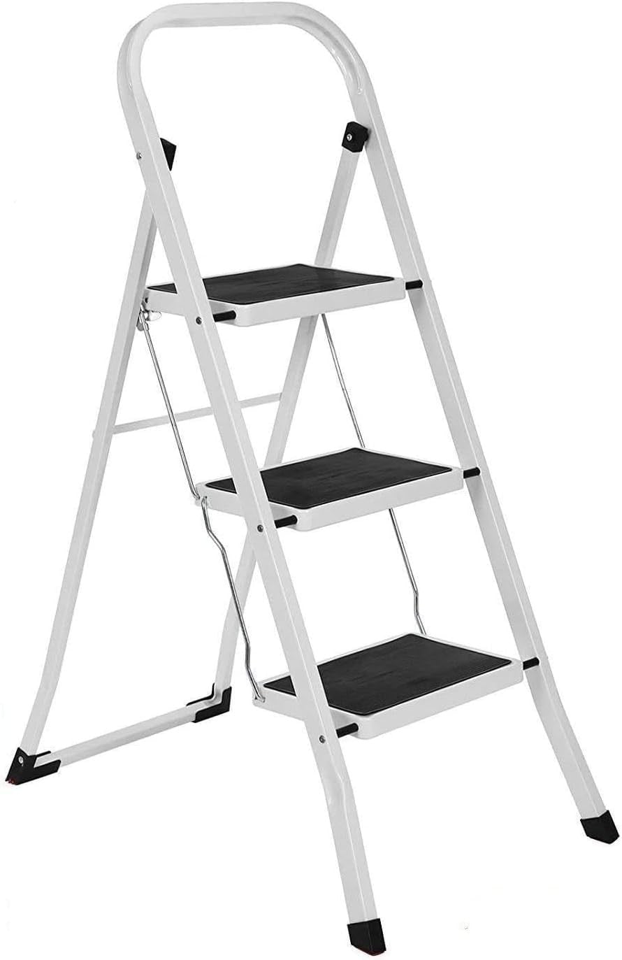 Scala pieghevole a 3 gradini bianca con tappetino anti-scivolo, portata max 150 kg, ideale per uso domestico.