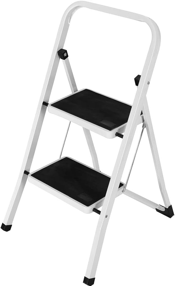 Scala pieghevole bianca a 2 gradini con tappetini anti-scivolo, portata max 150 kg.